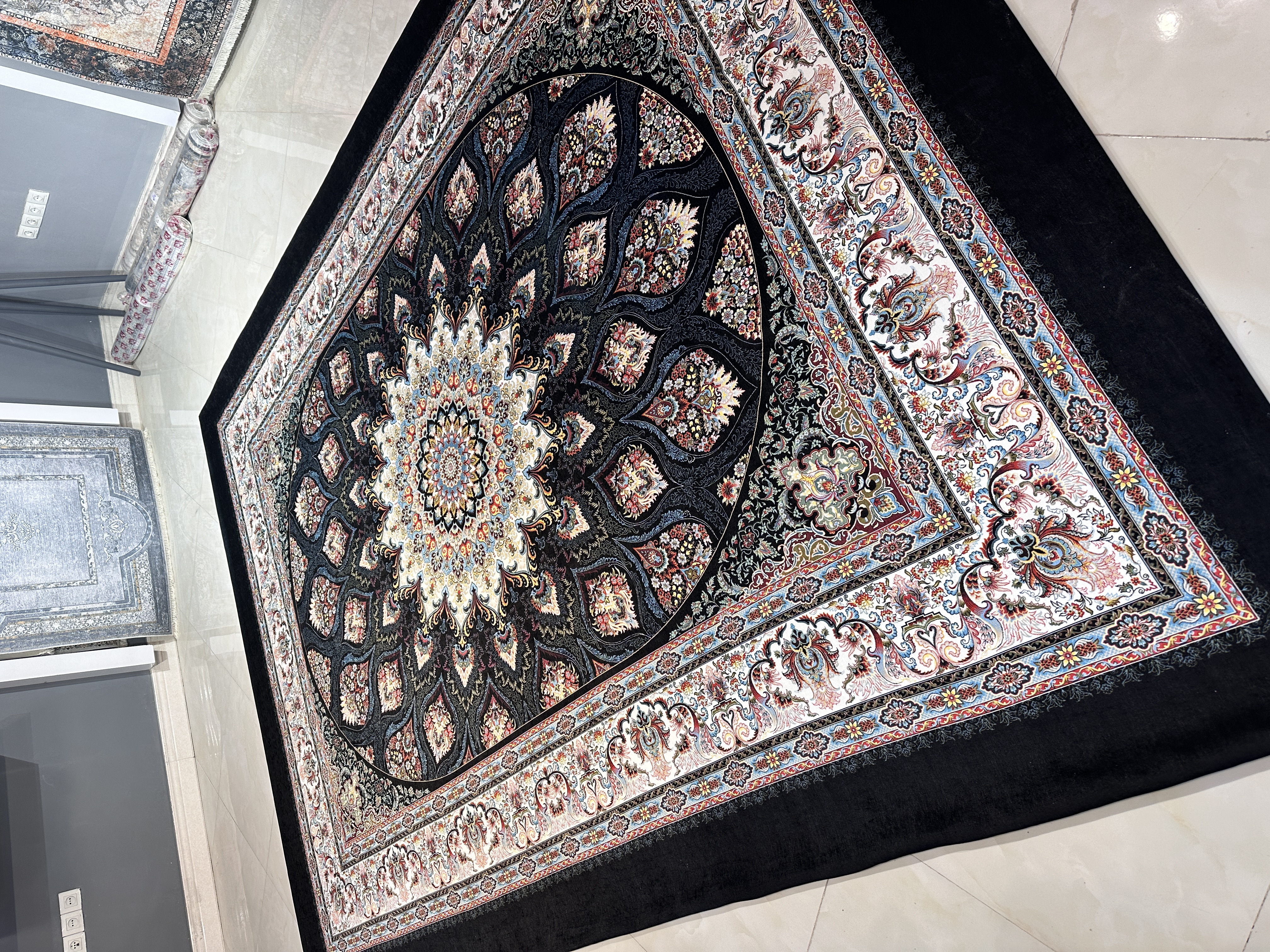 روفرشی کشدار مخمل شانل طرح فرش